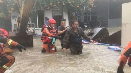 救人者回应破窗救出暴雨被困女子