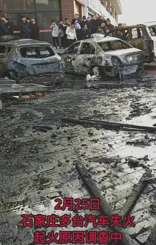 私家车路上起火烧成残骸 无人伤亡